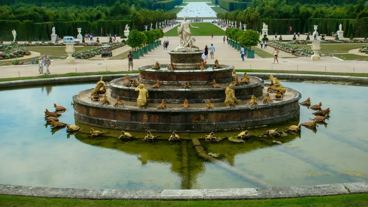 Jardines del Palacio de Versalles con fuente central París